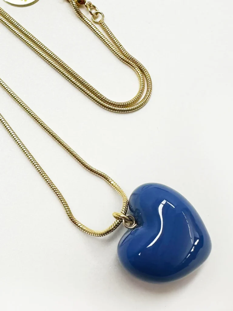 colgante-corazon-porcelana-azul-cadena-dorada-2 Colgante de corazón en porcelana azul y cadena dorada