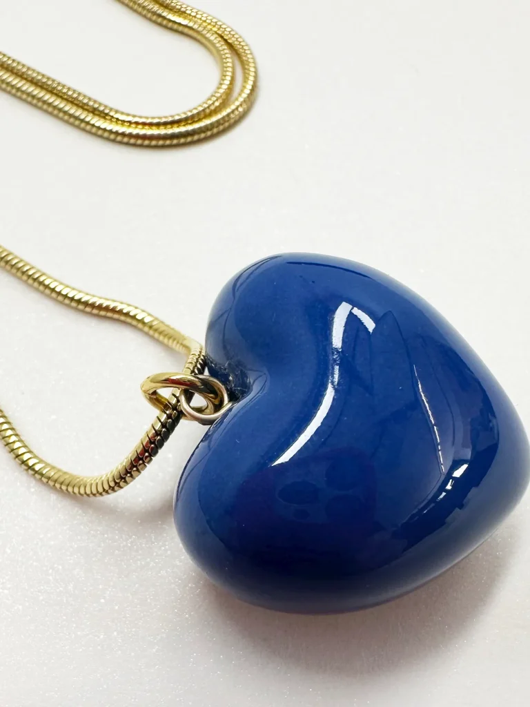colgante-corazon-porcelana-azul-cadena-dorada-3 Colgante de corazón de porcelana azul cobalto