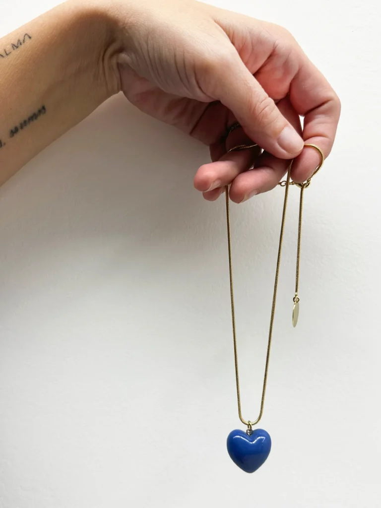 colgante-corazon-porcelana-azul-cadena-dorada-6 Colgante corazón de porcelana hecho a mano joyería de autor