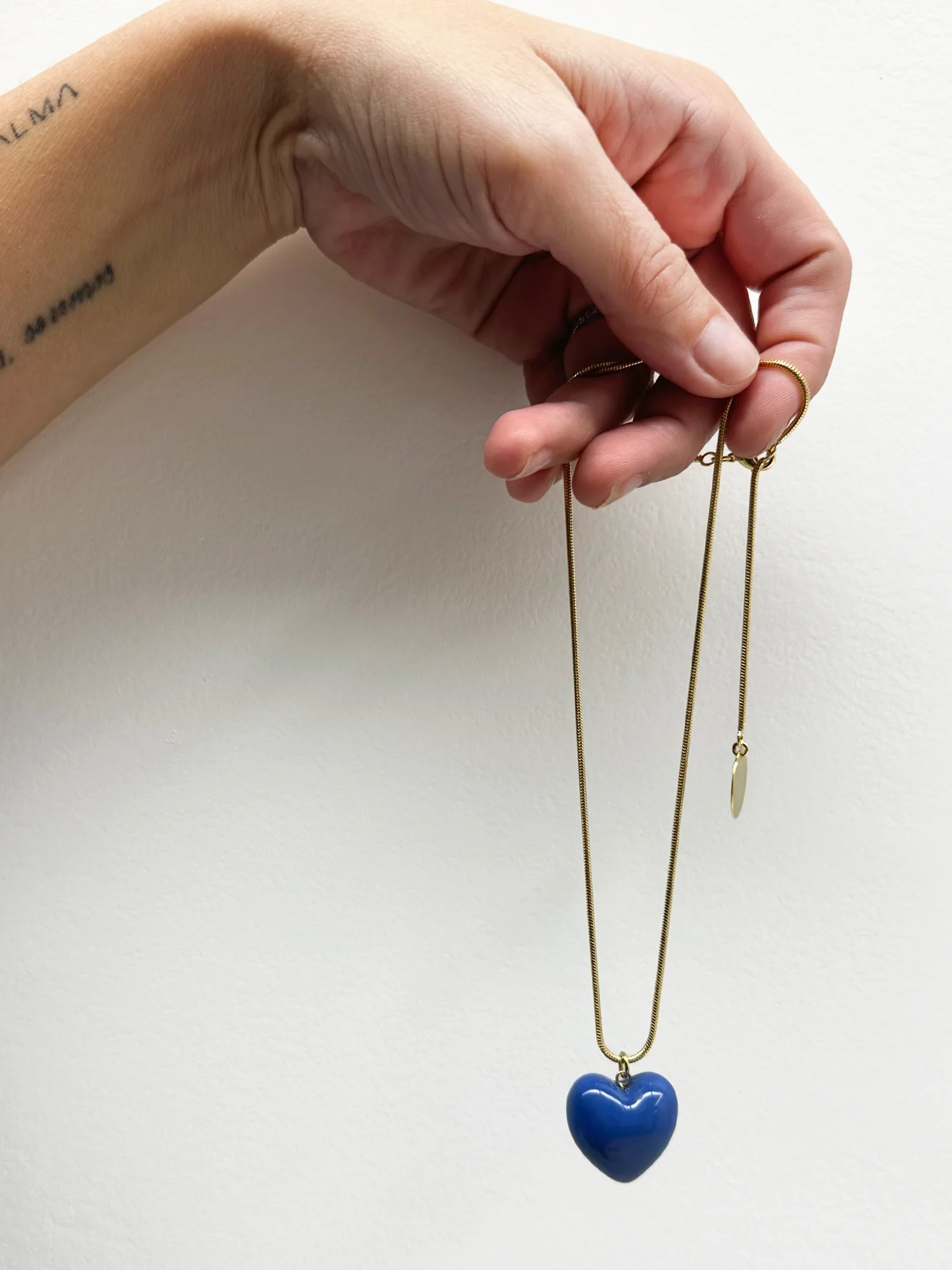 colgante-corazon-porcelana-azul-cadena-dorada-6 Colgante corazón de porcelana hecho a mano joyería de autor
