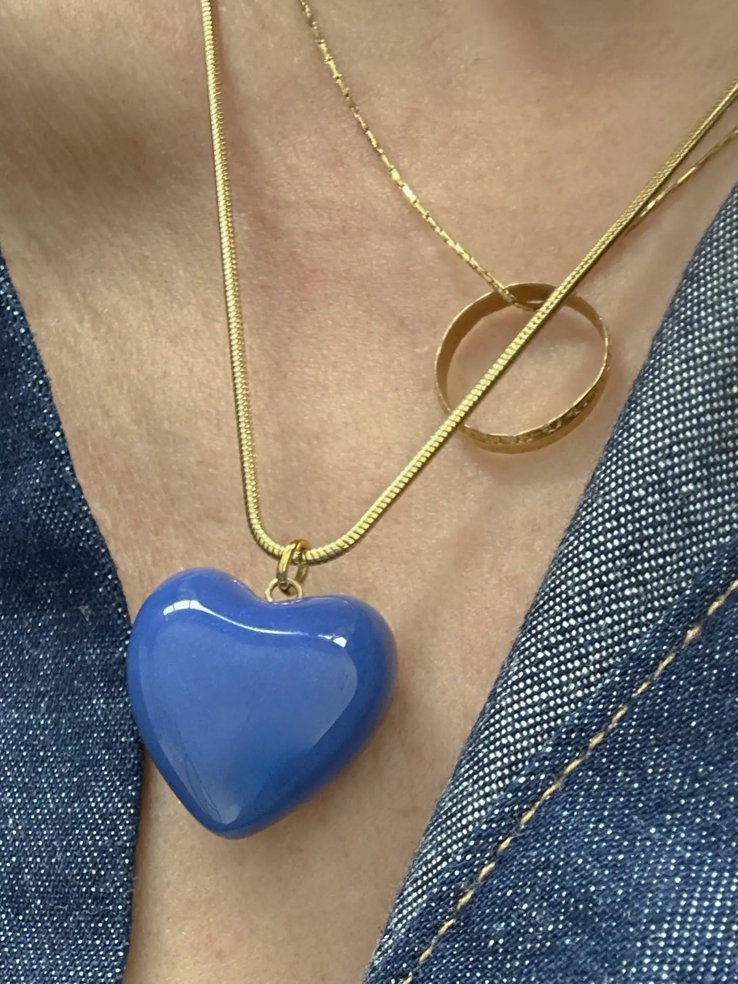 colgante-corazon-porcelana-azul-cadena-dorada-7 Collar con colgante corazón de porcelana azul hecho a mano en Ainsa