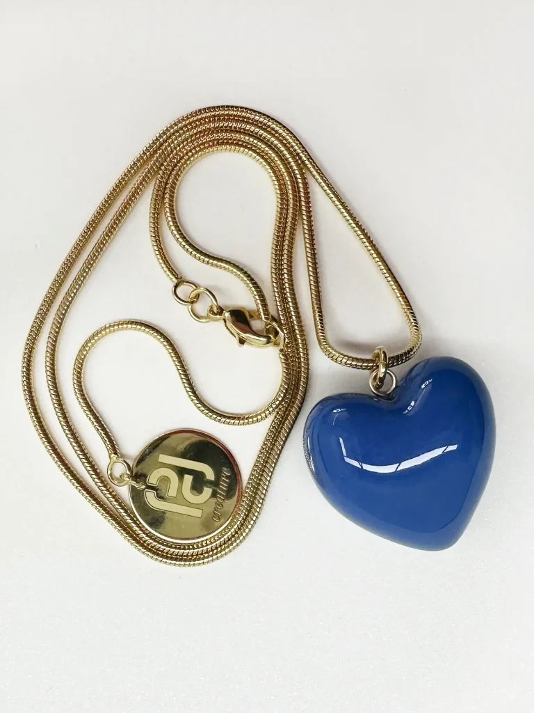 Colgante corazón de porcelana azul cobalto con cadena dorada de latón chapada en oro